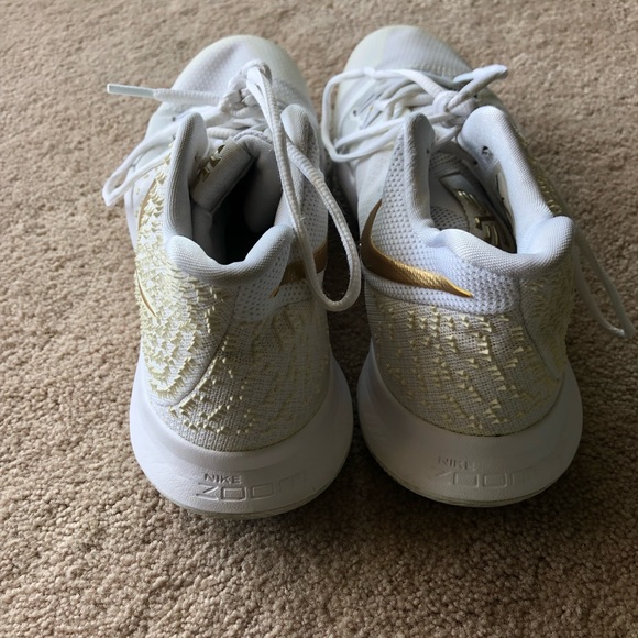 Kyrie 3 - Picture 4 of 6